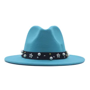 Nahaufnahme Detail des türkisen Wollfilz Fedora Hutes mit Perlen und Blumenband.