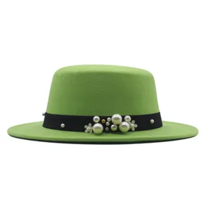 Grüner Woll-Flachtop-Hut mit schwarzem Band und elegantem Perlenschmuck für Damen.