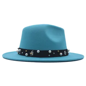 Blauer Filzhut aus Kunstwolle mit schwarzem Band, eleganten Perlen und Blumenbesatz.