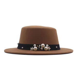 Modischer brauner Wollfilz-Flachhut mit elegantem Perlenband-Detail für Damen.