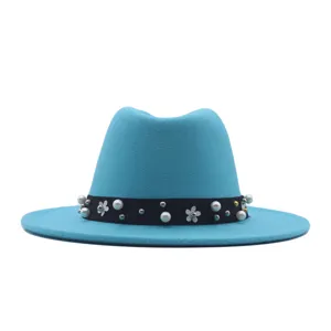 Türkisfarbener Filzhut Detail mit schwarzem Band, eleganten Perlen und weißen Blüten.