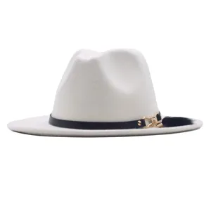 Detailansicht des weißen Wollfilz-Fedora-Hutes mit schwarzem Lederband und Feder-Akzent.