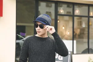 Gorro de punto de invierno para hombre con visera cálido grueso forrado de polar