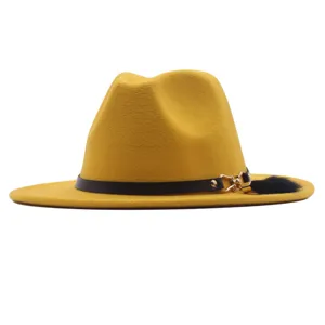 Detailansicht eines gelben Damen Wollfilz Fedora Hutes mit schwarzem Lederband und Anhänger.