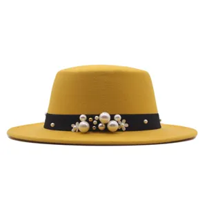 Klassischer gelber Wollfilzhut mit schwarzem Band und elegantem Perlen- und Blumendekor.