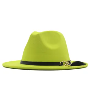 Neon gruener Wollfilz Fedora Hut fuer Damen, breite flache Krempe mit Feder Dekor.