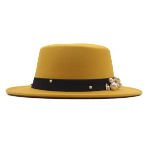 Gelber Damen Filzhut Flat Top Fedora mit schwarzem Band und Perlenverzierung Detailaufnahme.