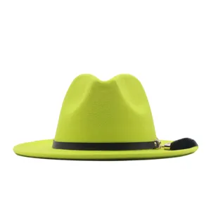 Detail van de groene vilt fedora hoed, met zwarte leren band en stijlvolle kwast.