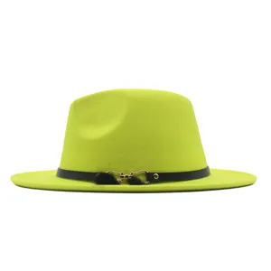 Grüner Woll-Fedora-Hut mit schwarzem Lederband und Metallschnalle für Damen Mode.