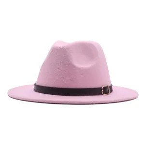Rosa Wollfilz Fedora Hut Detail, breite flache Krempe, brauner Gürtel mit Goldschnalle.