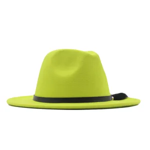 Leuchtgrüner Filzhut Fedora mit schwarzem Lederband und edlem dekorativem Federakzent.