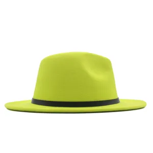 Nahaufnahme des hellgrünen Woll-Fedora-Hutes mit klassischem schwarzem Band, Premium-Textur.