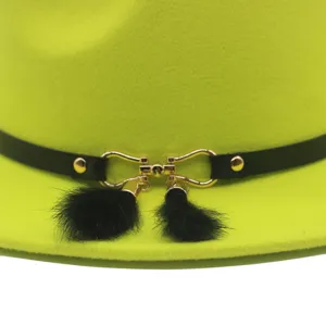 Nahaufnahme eines neongrünen Wollfilz-Fedora-Hutes mit schwarzem Gürtel und Fellquasten.