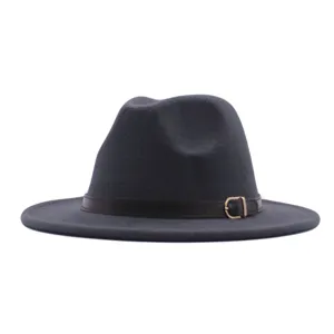 Detailansicht des dunkelgrauen Wollfilz-Fedora-Hutes mit braunem Ledergürtel und goldener Schnalle.