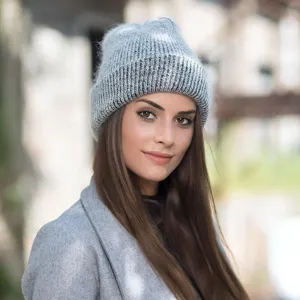 Détail bonnet en tricot doux, couvre-chef d'hiver chaud et épais avec bord roulé gris.