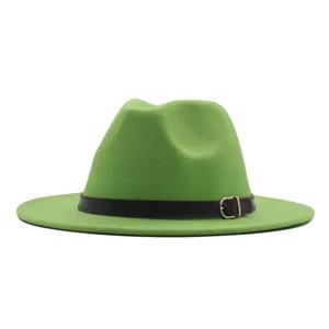 Grüner Woll Fedora Hut Detailansicht mit dunkelbraunem Lederband und goldener Schnalle.