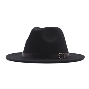 Klassischer schwarzer Woll-Fedora-Hut mit braunem Lederriemen und edler Metallschnalle.