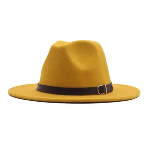 Detailaufnahme des gelben Wollfilz-Fedora-Hutes mit braunem Lederriemen und edler Metallschnalle.
