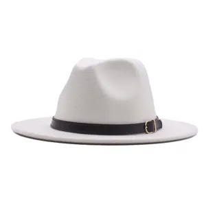 Stilvoller Wollfilz Fedora Hut mit breiter Krempe, eleganter weißer Jazzhut mit braunem Gürtel.