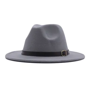 Grauer Woll-Fedora-Hut Detail, breite Krempe Jazzmütze mit braunem Ledergürtel und Metallschnalle.
