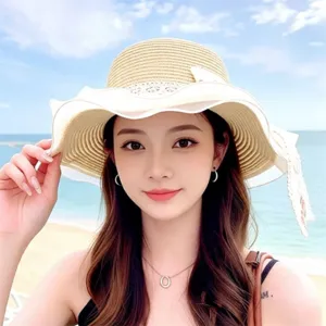 Cappello di paglia con pizzo e fiocco, perfetto per la spiaggia e le vacanze estive.