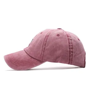 Vista lateral detallada de una gorra de béisbol de algodón lavado con bordado fino.