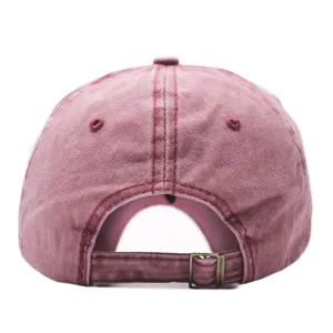 Vista detallada de la gorra de béisbol de algodón lavado con correa ajustable trasera.