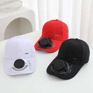 Detailansicht der stylischen Baseballkappen mit integriertem Solar-Ventilator in drei Farben.