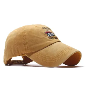 Vista detallada de gorra de béisbol de algodón lavado con bordado frontal y visera curva.