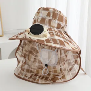 Vista dettagliata del cappello da sole a quadri marrone con ventola solare e maschera facciale.