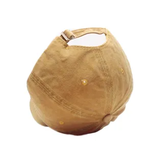 Clásica gorra de béisbol de algodón lavado y desgastado con hebilla metálica y ojalillos.