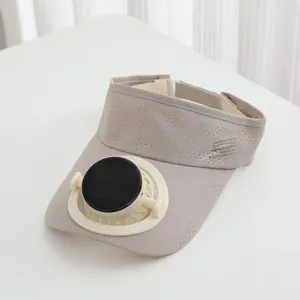 Nahaufnahme Detail eines sommerlichen Khaki-Sonnenschirms mit integriertem Solarventilator.