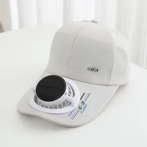 Detailansicht der Baseballkappe mit Solarventilator, zeigt den Ventilator und Aufdruck.