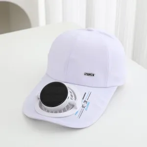 Detailansicht der Solar-Ventilator-Baseballcap mit integriertem Mini-Lüfter am Schirm.