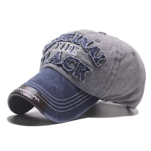 Casquette de baseball en jean délavé avec broderie stylée et bord en cuir élégant.