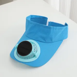 Nahaufnahme des blauen Sonnenblendenhutes mit integriertem solarbetriebenen Kühlventilator.