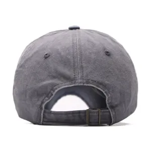 Détail arrière de la casquette de baseball en denim lavé gris avec boucle de sangle métallique.