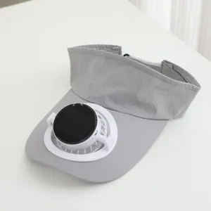 Graue Sonnenblende mit integriertem solar-wiederaufladbarem Miniventilator für den Sommer.