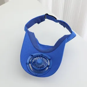 Detailansicht des blauen Sonnenblendenhuts mit integriertem Ventilator und atmungsaktivem Mesh.