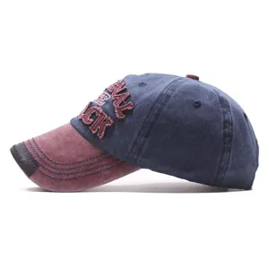 Casquette de baseball en denim lavé vintage avec broderie, visière incurvée élégante.