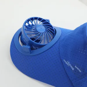 Detailaufnahme des blauen Sonnenhutes mit integriertem Elektroventilator für den Sommer.