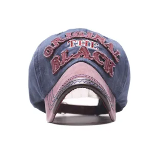 Vue détaillée de la casquette de baseball en denim lavé avec broderie et visière.