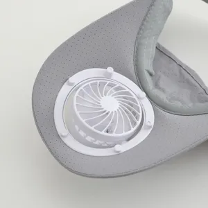 Grauer Sonnenschutzhut mit integriertem wiederaufladbarem Ventilator für den Sommer.