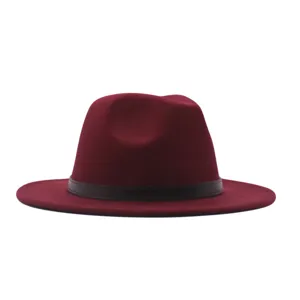 Weinroter Wollfilz Fedora Hut Detailansicht mit breiter Krempe und elegantem Zierband.