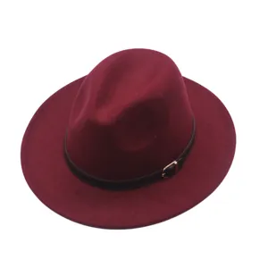 Nahaufnahme des bordeauxroten Wollhutes, mit schwarzem Riemen und eleganter Metallschließe.