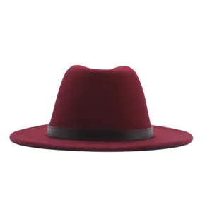Klassischer dunkelroter Wollfilz Fedora Hut mit dunklem Band, breite Krempe Unisex.