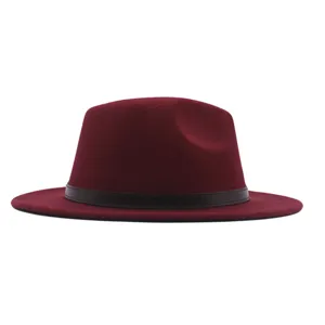Bordeauxroter Wollfilzhut mit braunem Lederband, flache breite Krempe im klassischen Stil.