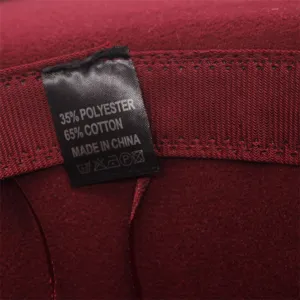 Detailansicht des inneren Pflegeetiketts mit Material aus 65% Baumwolle und 35% Polyester.