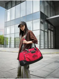 Grosse Kapazitaet Sport Fitness Reisetasche in Rot und Schwarz fuer Training und Reisen.