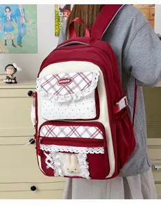 Sac à dos style ballet rouge et blanc à carreaux avec volants en dentelle et peluche lapin.